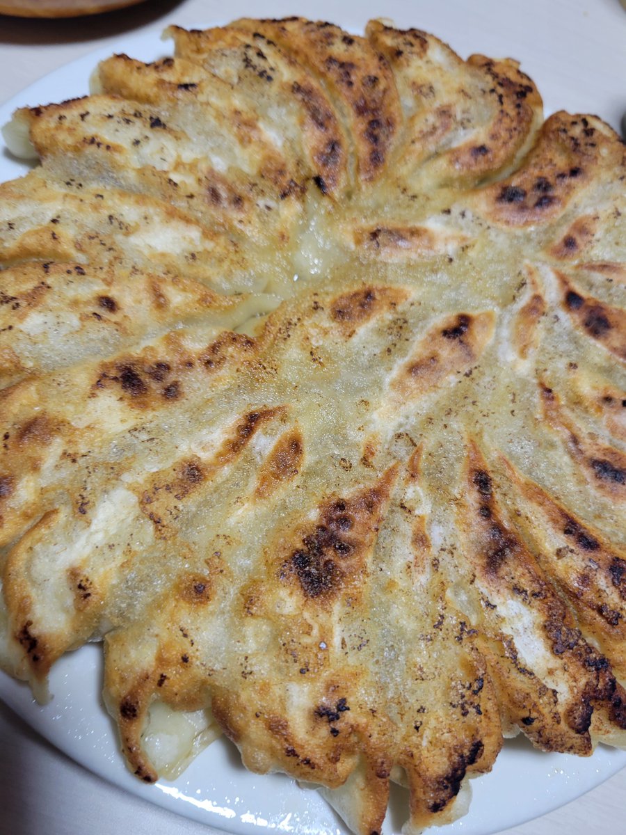 amezaron's tweet photo. 手作り餃子〜旦那作/焼き〜

故障に、かんたん酢、すこーしポン酢を入れると絶品ダレ🤤 https://t.co/pn54QpMItX