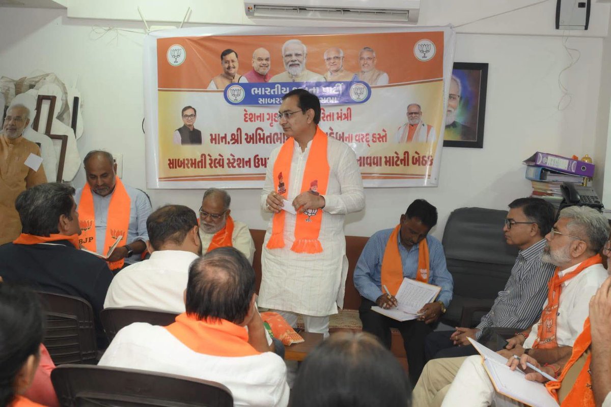 patelrumit7's tweet photo. આગામી 27 સપ્ટેમ્બરના રોજ સાબરમતી રેલવે સ્ટેશનથી દેશની પ્રથમ LNG ટ્રેનને ગાંધીનગર લોકસભાના લોકપ્રિય સાંસદ તથા કેન્દ્રીય ગૃહ અને સહકાર મંત્રી શ્રી અમિતભાઈ શાહ સાહેબ દ્વારા લીલી ઝંડી આપવામાં આવનાર છે.તેના અનુસંધાને પ્રેરકભાઈશાહ અને હર્ષદભાઈ પટેલ ની ઉપસ્થિતિમાં મિટિંગ યોજાઈ. https://t.co/9RhrzyhJsE