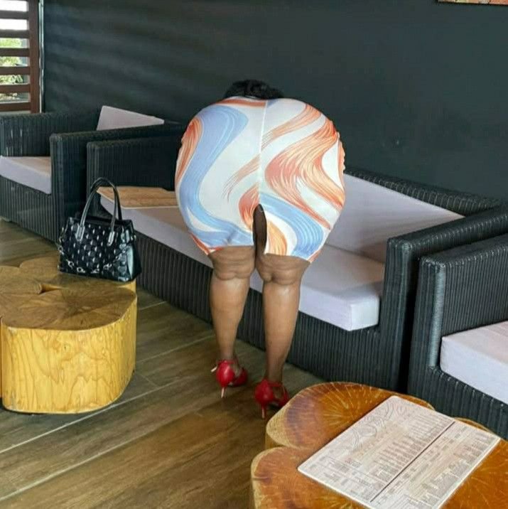 SkyBee445's tweet photo. Wow her bag fits her dress https://t.co/Wstkw3zsnu