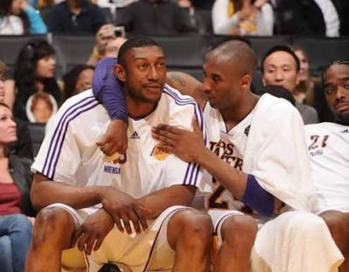 0308oscar's tweet photo. ESCAPAR DE LA MUERTE, EL TRIUNFO INVISIBLE DE MBENGA

En el imaginario colectivo de la NBA, los dos anillos de los Lakers de Kobe y Pau se han contado mil veces desde la perspectiva de las estrellas. Pero en el banquillo, entre toallas y botellas de agua... https://t.co/wYnmdtQPj2