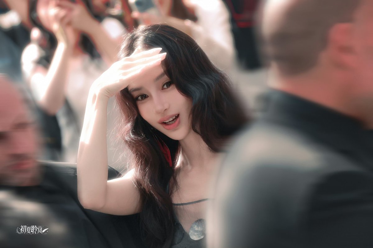 Anjaxlix's tweet photo. Angelababy arrives at the #MARNI SS27 Fashion Show in Milan. 

#AngelababyXMarni #MarniSS27 
#MilanFashionWeek #MFW https://t.co/hLXvBu3u4H