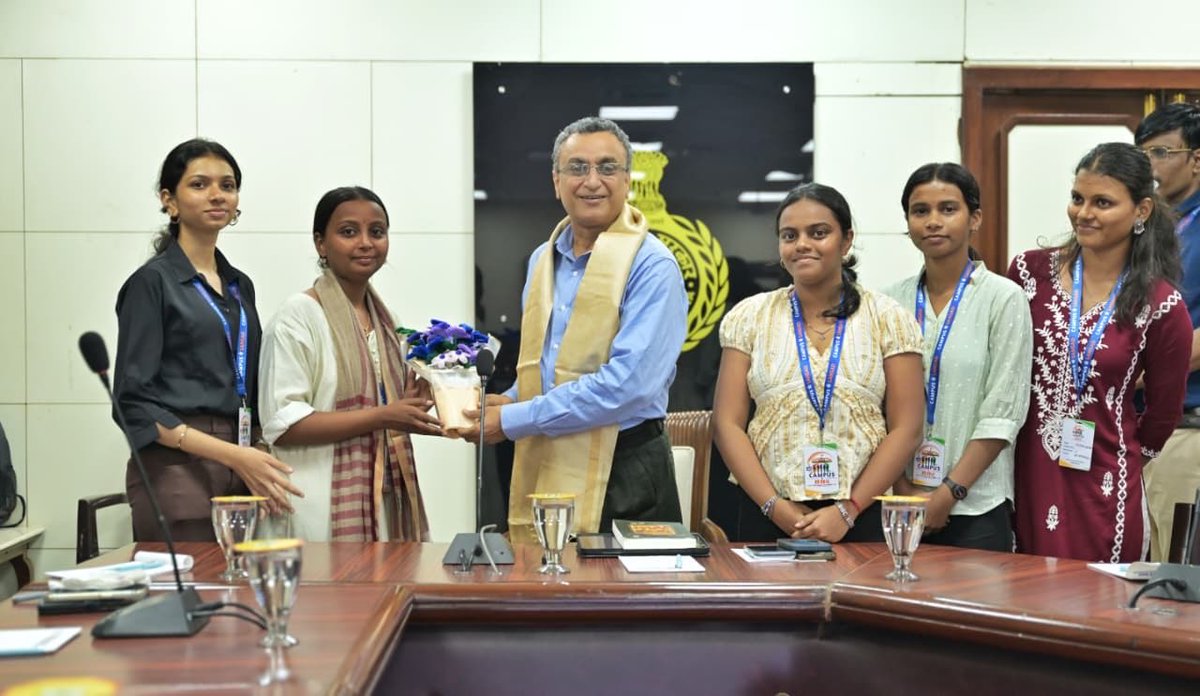 PPRCIndia's tweet photo. Under the 'Campus Se Sansad' initiative by Hon. MP Rajya Sabha and @BJP4India's General Secretary Shri @TawdeVinod Ji, Team PPRC hosted a group of college students and their faculty members from Maharashtra in New Delhi for an insightful interaction on policymaking.

Our Director, Dr. @sumeetbhasin Ji, interacted with the students and shared his insights on the policymaking process.

The session offered young students a practical understanding of India’s parliamentary democracy and the full arc of policy-making.