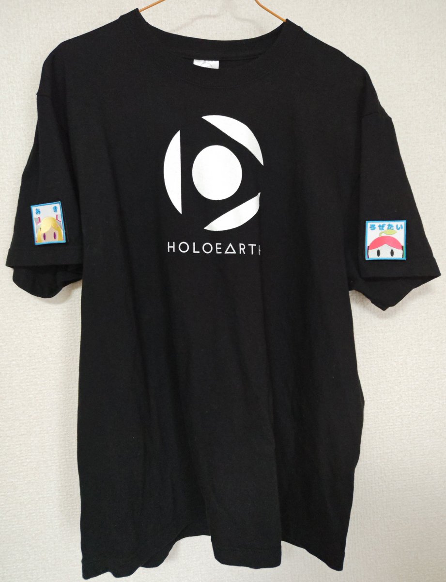 psytanistar's tweet photo. ホロアースのTシャツかっこよくて気に入ってるので、ベルクロパッチで推しアピールできるよう両肩に面ファスナーを縫い付けた使用例。
ベルクロパッチ持ってないホロメンのイベントなら何も貼らなくても、面ファスナーの色がTシャツと同じだから目立たない。 https://t.co/0GBcpXqGwW