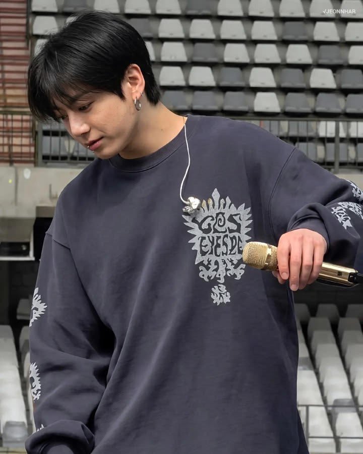 jungkookversex's tweet photo. he always gives off soft boyfriend vibes on sound checks https://t.co/91biXdhuff