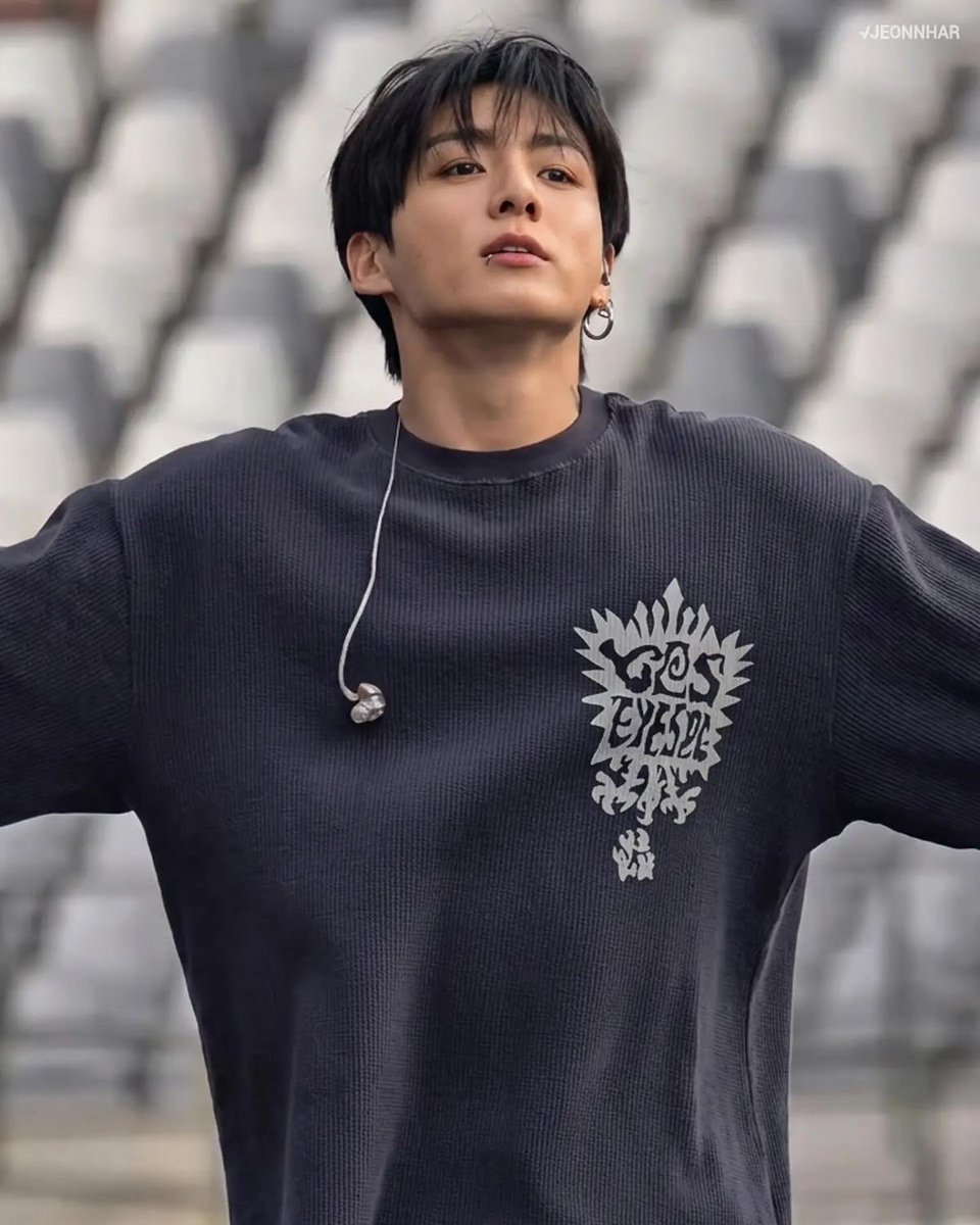 jungkookversex's tweet photo. he always gives off soft boyfriend vibes on sound checks https://t.co/91biXdhuff