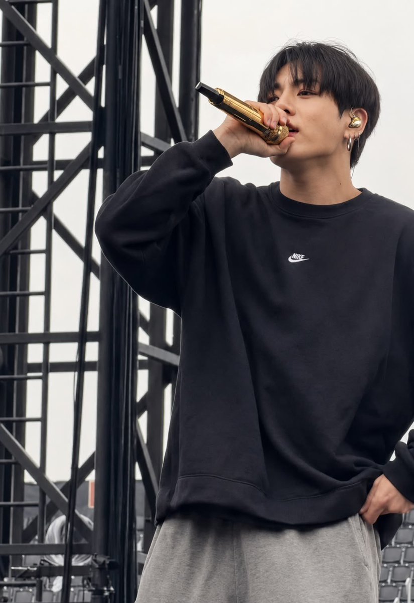 jungkookversex's tweet photo. he always gives off soft boyfriend vibes on sound checks https://t.co/91biXdhuff