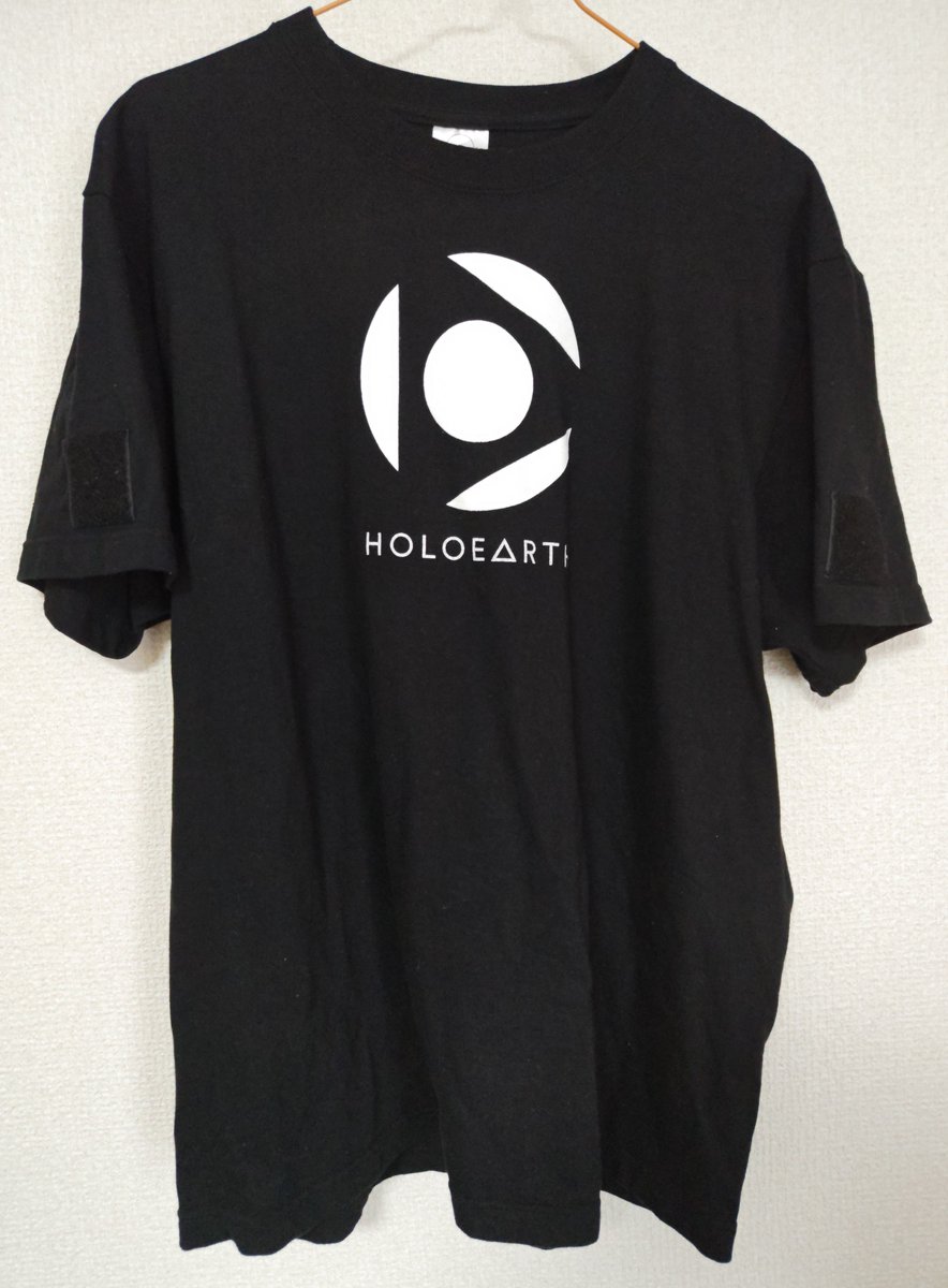 psytanistar's tweet photo. ホロアースのTシャツかっこよくて気に入ってるので、ベルクロパッチで推しアピールできるよう両肩に面ファスナーを縫い付けた使用例。
ベルクロパッチ持ってないホロメンのイベントなら何も貼らなくても、面ファスナーの色がTシャツと同じだから目立たない。 https://t.co/0GBcpXqGwW