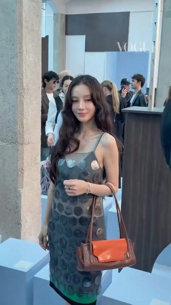 Angelaykohp's tweet photo. Marni SS27 show becomes much more attractive and influential because Angelababy joins this grand fashion feast and displays her attractive personal glamour.🫰

 @marniofficial #Angelababy
#MARNI
#AngelababyxMarni https://t.co/Yzo6HhsEIa