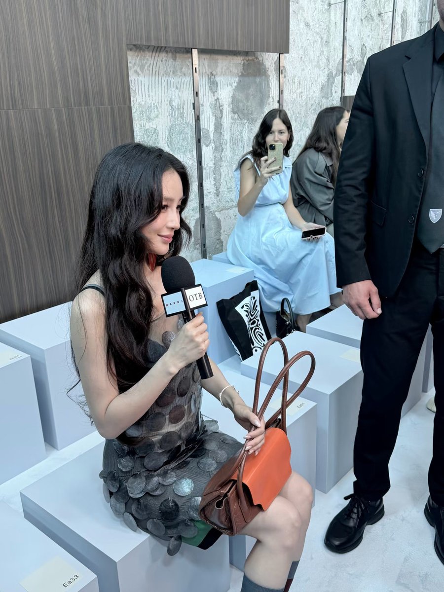 Angelaykohp's tweet photo. Marni SS27 show becomes much more attractive and influential because Angelababy joins this grand fashion feast and displays her attractive personal glamour.🫰

 @marniofficial #Angelababy
#MARNI
#AngelababyxMarni https://t.co/Yzo6HhsEIa