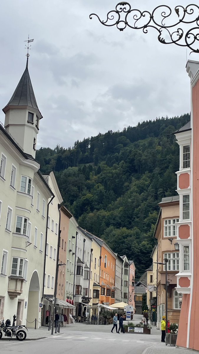 teodor_dziadek's tweet photo. #Rattenberg najmniejsze pod względem powierzchni i liczby mieszkańców miasto w 🇦🇹. Ma fajny klimat i piękną  architekturę.  Jedno z moich ulubionych.Słynie z rzemieślniczej produkcji kryształów i barwionego  szkła.Zawsze wielu turystów z 🇫🇷. https://t.co/PtXtU4eQGv
