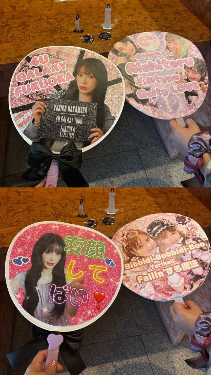 LisaM77306997's tweet photo. #中村ゆりか　#4UGALAXY
毎回写真撮るの忘れてしまって全然写真ないんやけど😅福岡公演めっちゃ楽しかった💜
やっぱ終わった後のYULUNAさんたちとのゆりか会議がめっちゃ楽しい😆
ゆりかちゃんの演技の凄さ、歌の上手さ、表現力の高さ、人間としての広さ深さなど...
語り出したら止まらなくていつも時間が足りないw
やっぱ推しの話で盛り上がれるのってありがたいことだし幸せなことだなぁ。

うちわはチャッピーに聞いた博多弁やから合ってるかも分からんけど、ちゃんと2Sでゆりかちゃんめっちゃ変顔してくれたw

てかペンラの色確認で私の方見るのやめてもろて〜🫸🤣私全然覚えてないし、ゆりかちゃんばっかり見すぎて次の曲になって色変えるの忘れてて色メチャクチャだから🤣