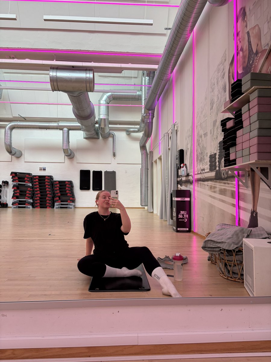 helloitspuff's tweet photo. Been a week since, but we BACK 🫶🏼
30 min weights, 30 min treadmill. Gotta say that ending with a run improved my mental today significantly ✨ https://t.co/OhXSZG2MWt