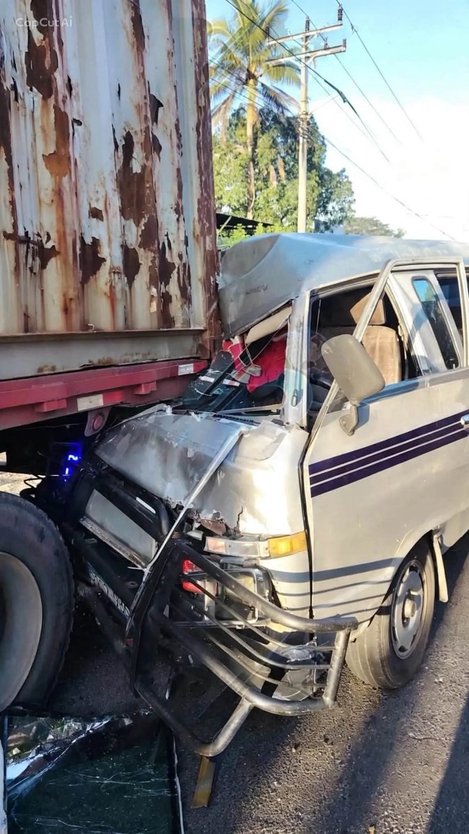 alertanoti's tweet photo. MICROBÚS ESCOLAR CHOCA CONTRA RASTRA Y DEJA VARIOS ESTUDIANTES LESIONADOS

Un microbús escolar chocó contra la parte trasera de una rastra sobre la carretera de Oro, a la altura del puente Ticsa.

De acuerdo con información preliminar, varios estudiantes resultaron lesionados tras el impacto. Uno de los menores habría quedado atrapado dentro del microbús.

Equipos de emergencia se encuentran en la zona atendiendo a los afectados y trabajando para liberar al estudiante. La información continúa en desarrollo.