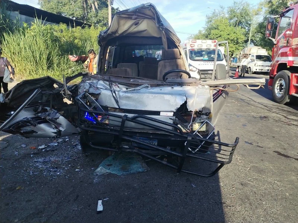 alertanoti's tweet photo. MICROBÚS ESCOLAR CHOCA CONTRA RASTRA Y DEJA VARIOS ESTUDIANTES LESIONADOS

Un microbús escolar chocó contra la parte trasera de una rastra sobre la carretera de Oro, a la altura del puente Ticsa.

De acuerdo con información preliminar, varios estudiantes resultaron lesionados tras el impacto. Uno de los menores habría quedado atrapado dentro del microbús.

Equipos de emergencia se encuentran en la zona atendiendo a los afectados y trabajando para liberar al estudiante. La información continúa en desarrollo.