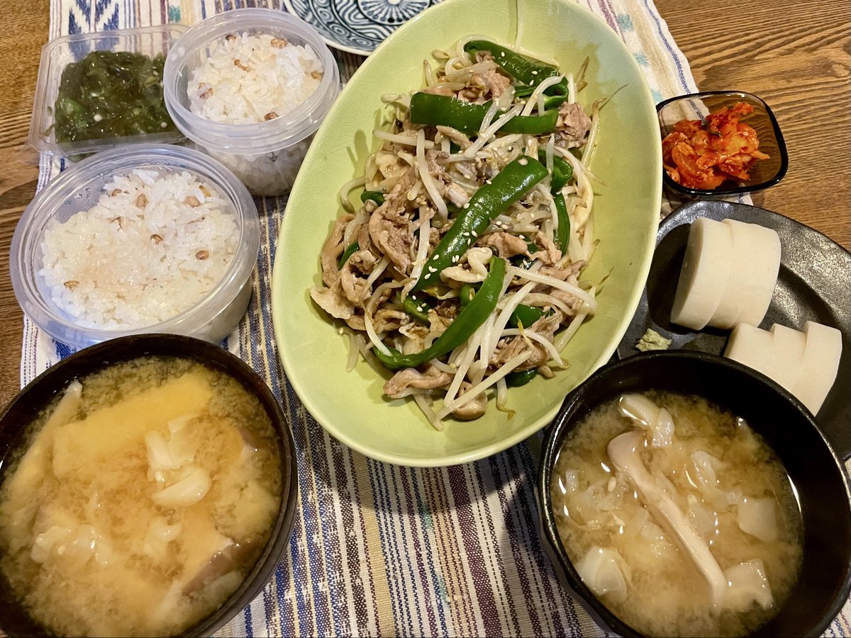 YoshihikoHash's tweet photo. 豚肉とピーマンとぶなしめじともやし炒め、見切り品で半額の蒲鉾、キャベツの芯とエリンギの味噌汁、キムチ、オクラめかぶ、タッパーのままの紫もち麦ごはん https://t.co/zdBljQYNd1