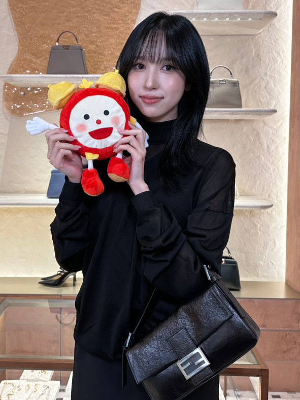 mncollarbone's tweet photo. Mina is that a new hairstyle?? 🥰 https://t.co/KQqDoHtm3S