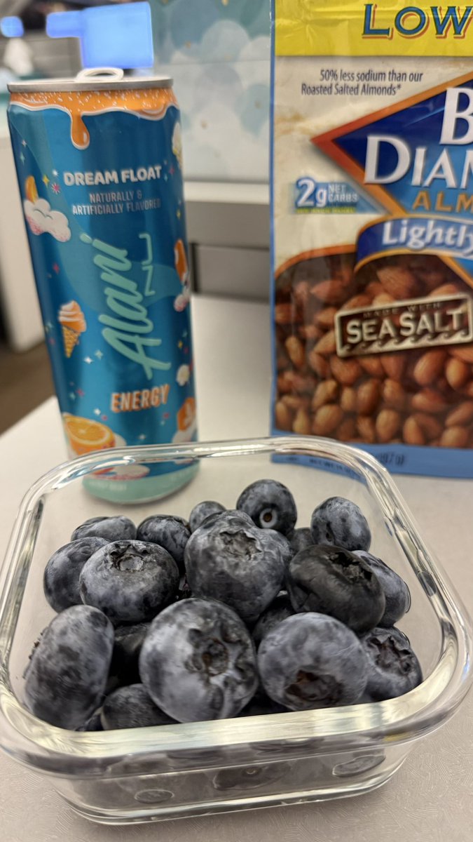 Michelle24Jarvy's tweet photo. Good morning! ☀️ 
Sweet big jumbo blueberries 🫐😋 https://t.co/NwdoH6JEIt