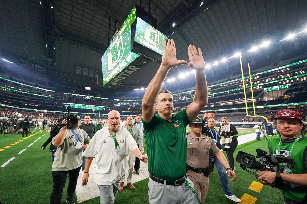 AlexDonno's tweet photo. Happy Birthday @coach_cristobal! https://t.co/ydfRSSMhZN