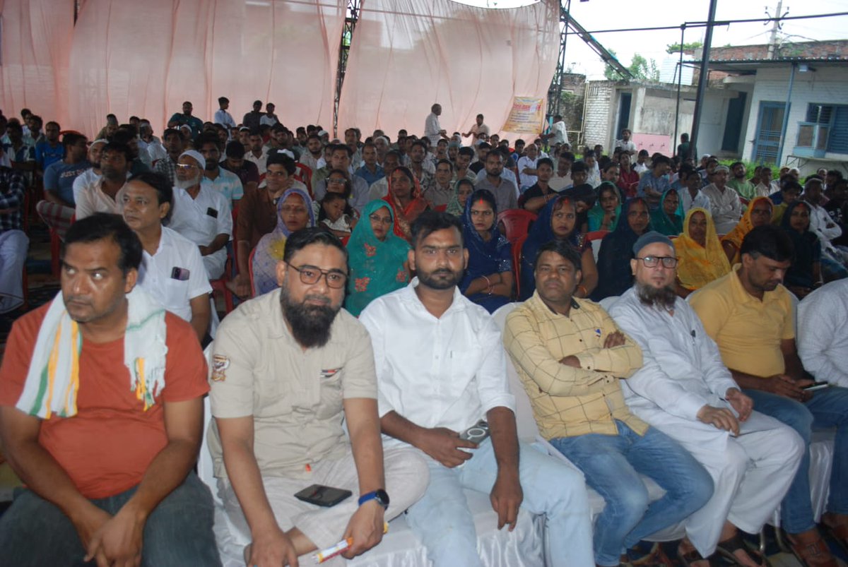 AmbedkarnagarDM's tweet photo. मा. जनप्रतिनिधिगण एवं संबंधित विभागों के अधिकारियों की उपस्थिति में टांडा में आयोजित बुनकर महापंचायत में बुनकर संबंधी कल्याणकारी योजनाओं की जानकारी दी गई एवं समस्याएं सुनकर संबंधित अधिकारियों को त्वरित निस्तारण सुनिश्चित करने के निर्देश दिए गए। @CMOfficeUP @InfoDeptUP @upmsme https://t.co/r1rPzV57Md