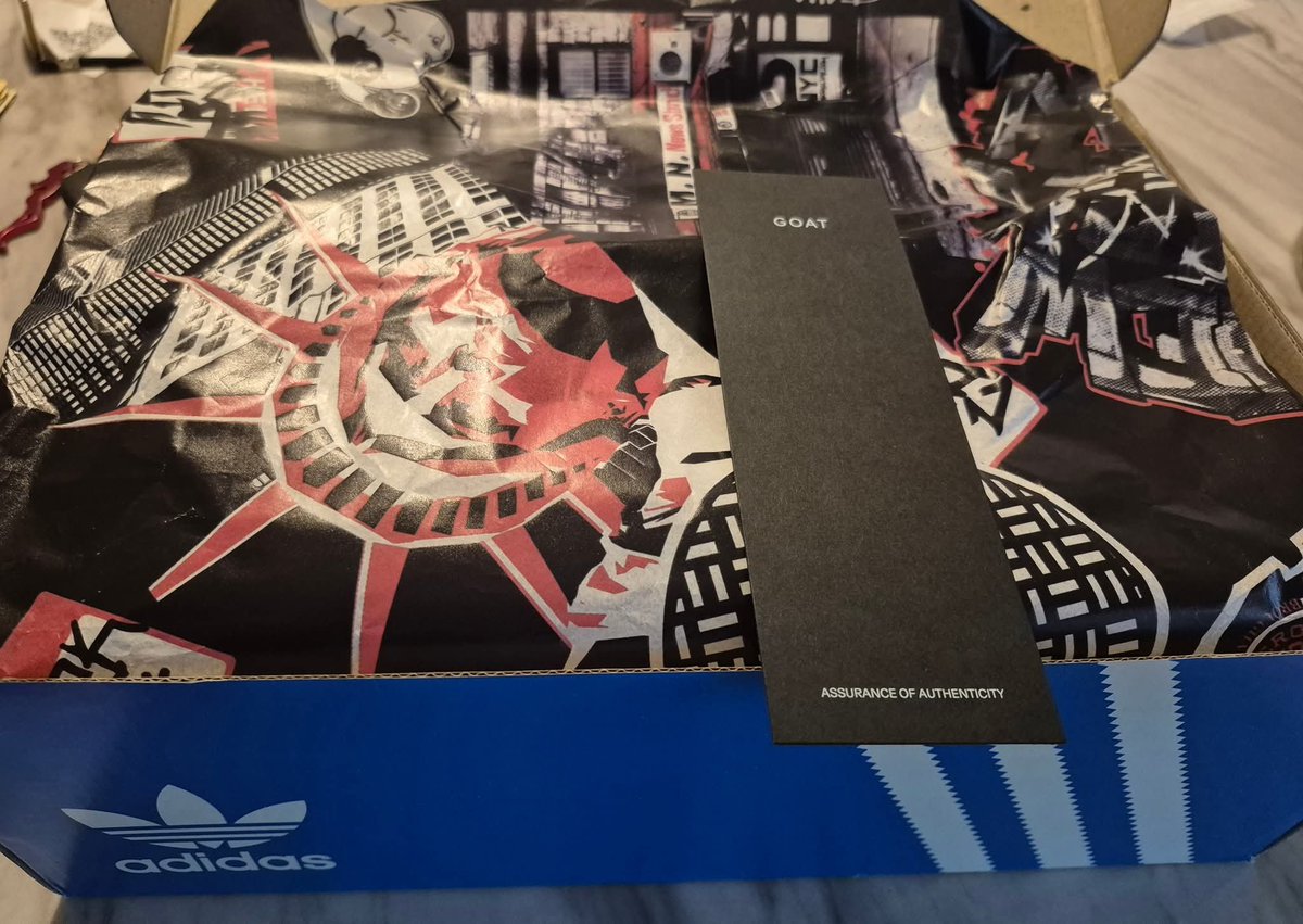 DeLeonDeMarcoP's tweet photo. Unboxing a fresh pair of shelltoes https://t.co/ElryxDuE7K