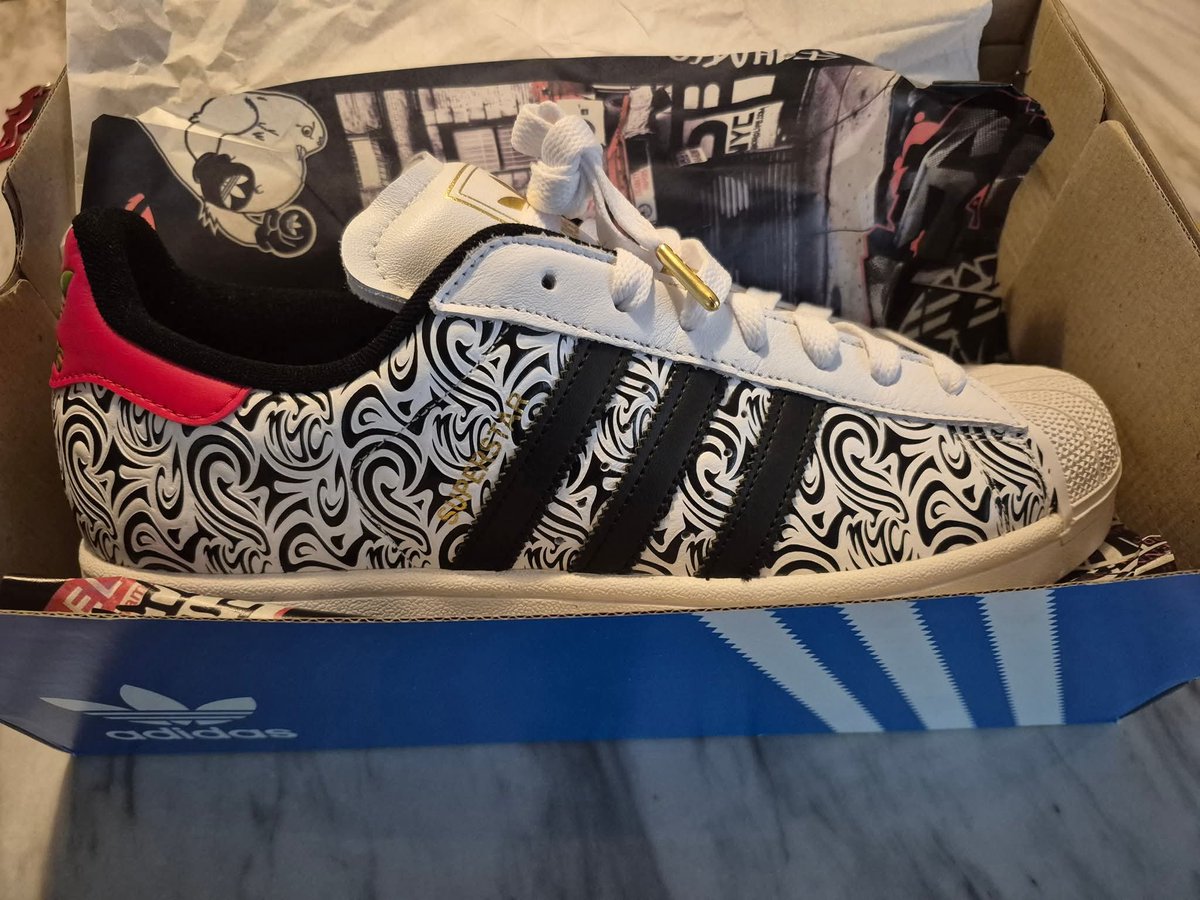 DeLeonDeMarcoP's tweet photo. Unboxing a fresh pair of shelltoes https://t.co/ElryxDuE7K