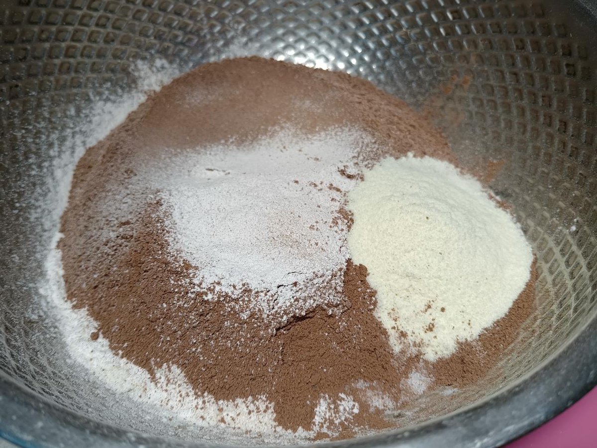 BridgetteFkj's tweet photo. Hoy hice mis primeros muffins de chocolate, quedaron suaves y deliciosos! Una experiencia increíble en la cocina, quiero repetir pronto. https://t.co/A1kwMN90jI