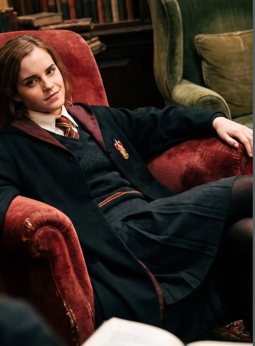 Legzagogo's tweet photo. Hermione and Friends #tights #legs https://t.co/MCu6Vi9afN