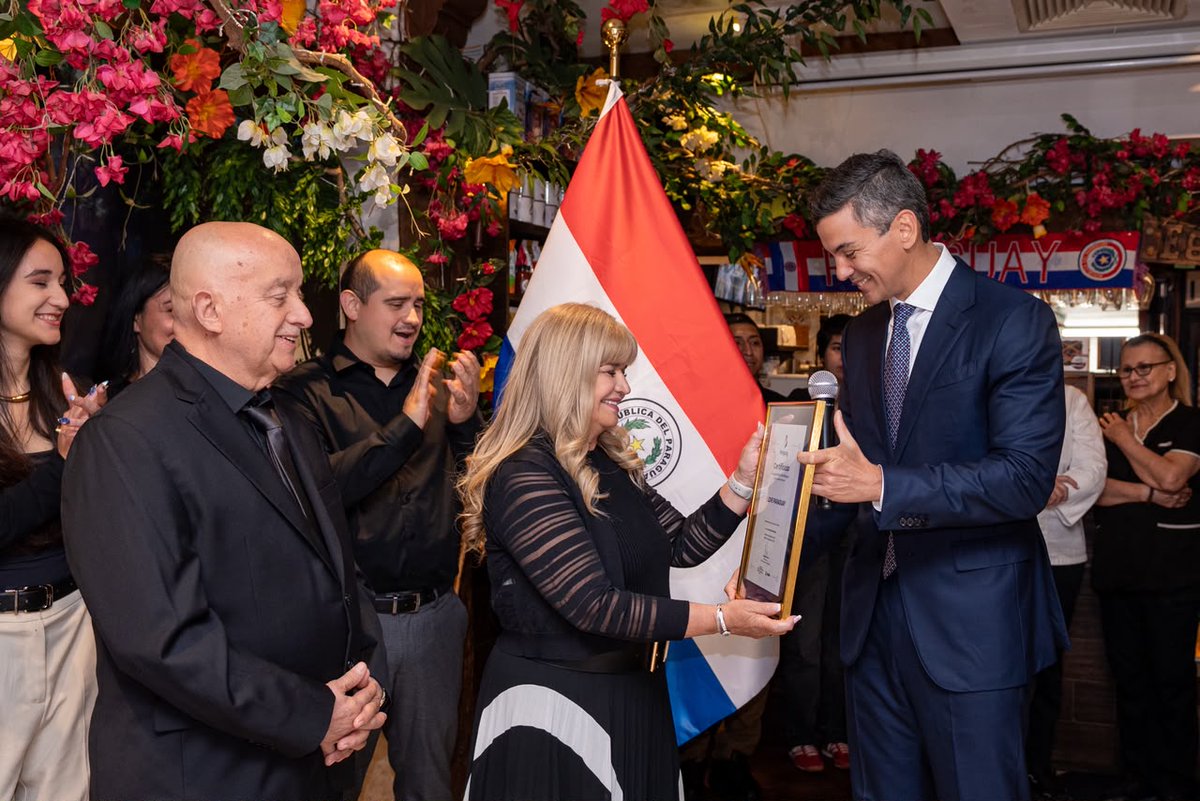 SantiPenap's tweet photo. Lugares como el restaurante de Nancy Ojeda en Nueva York devuelven un pedacito de nuestra querida patria a quienes están en el exterior. Me llena de una profunda emoción y orgullo entregar a "I Love Paraguay" la primera licencia oficial de Marca País en el exterior, reconociendo casi dos décadas de esfuerzo familiar inquebrantable desde su fundación en 2007. Un verdadero refugio donde nuestra gastronomía, música, arte y tradiciones abrazan a quienes están lejos y muestran al mundo nuestra verdadera identidad. ¡Gracias por mantener vivo el vínculo con nuestras raíces y llevar la calidez de nuestra gente tan lejos!