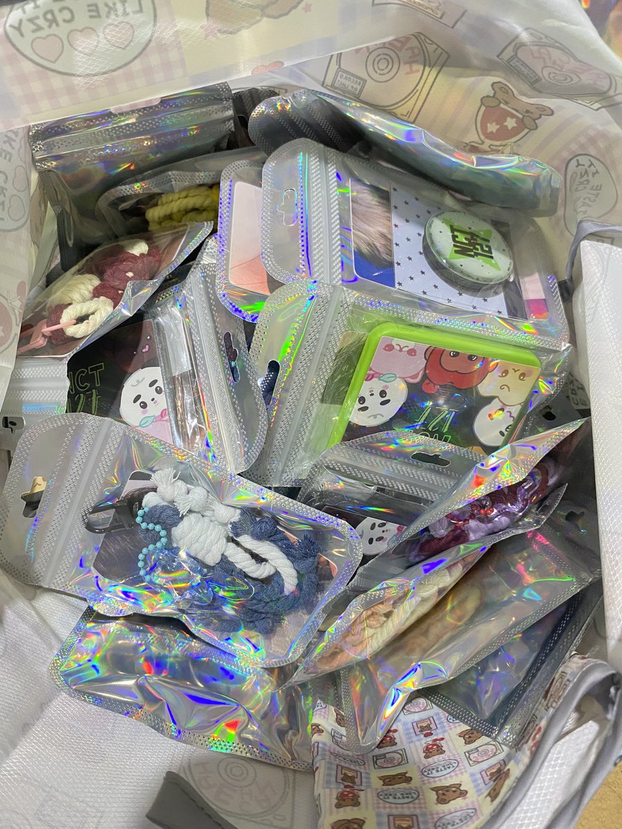 rnjxn23's tweet photo. Yg nonton Redline tolong abisin freebies aku
Aku bawa 50 pcs, banyak banget 1 totebag penuh🫠

Malas ngedit foto freebies, seadanya foto aja lah ya😅🙏🏻 https://t.co/8s2jubyEwh