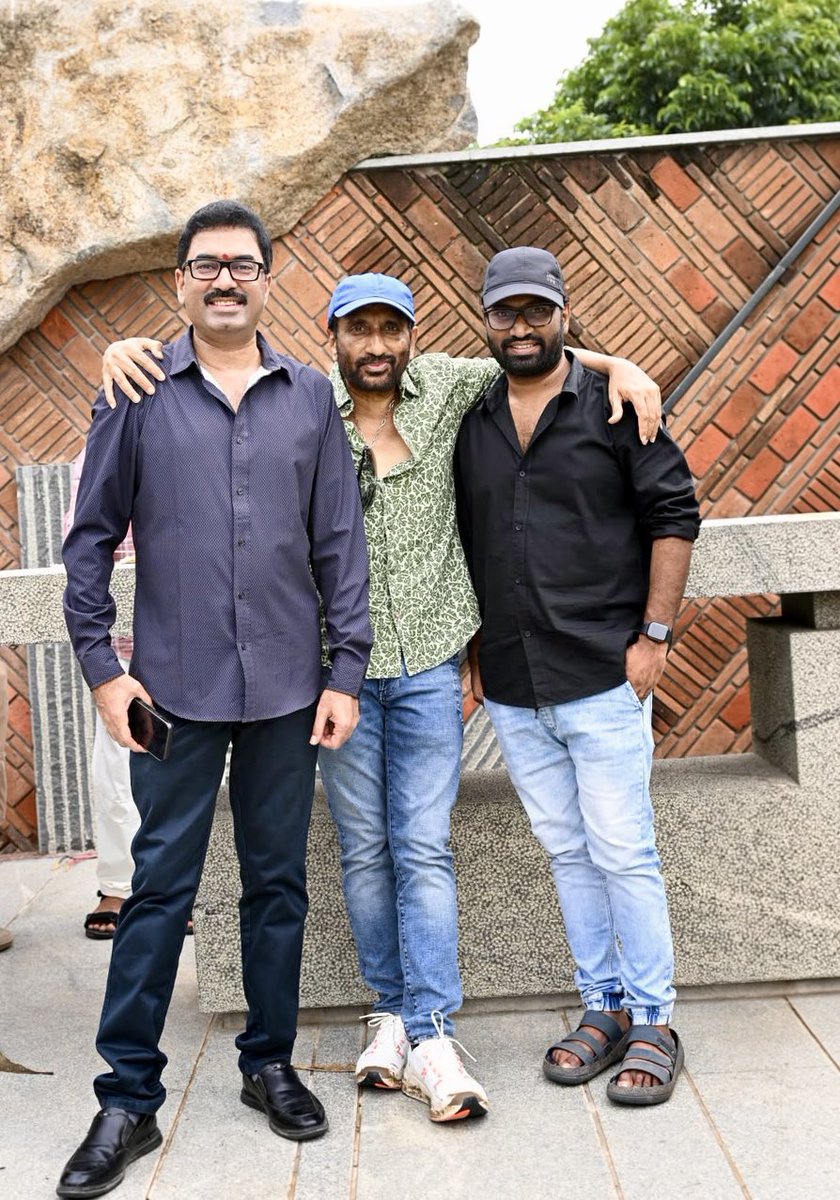 Gopimohan's tweet photo. Many many happy returns of the day to our director @SreenuVaitla garu 💐🎂
దర్శకులు శ్రీను వైట్ల గారికి పుట్టినరోజు 
శుభాకాంక్షలు 🎉🎈
Best Wishes to our #GeorgeKrish 
#HBDSreenuVaitla 

George Krish First Booster
https://t.co/19acrBasro https://t.co/Er0KqpToDI