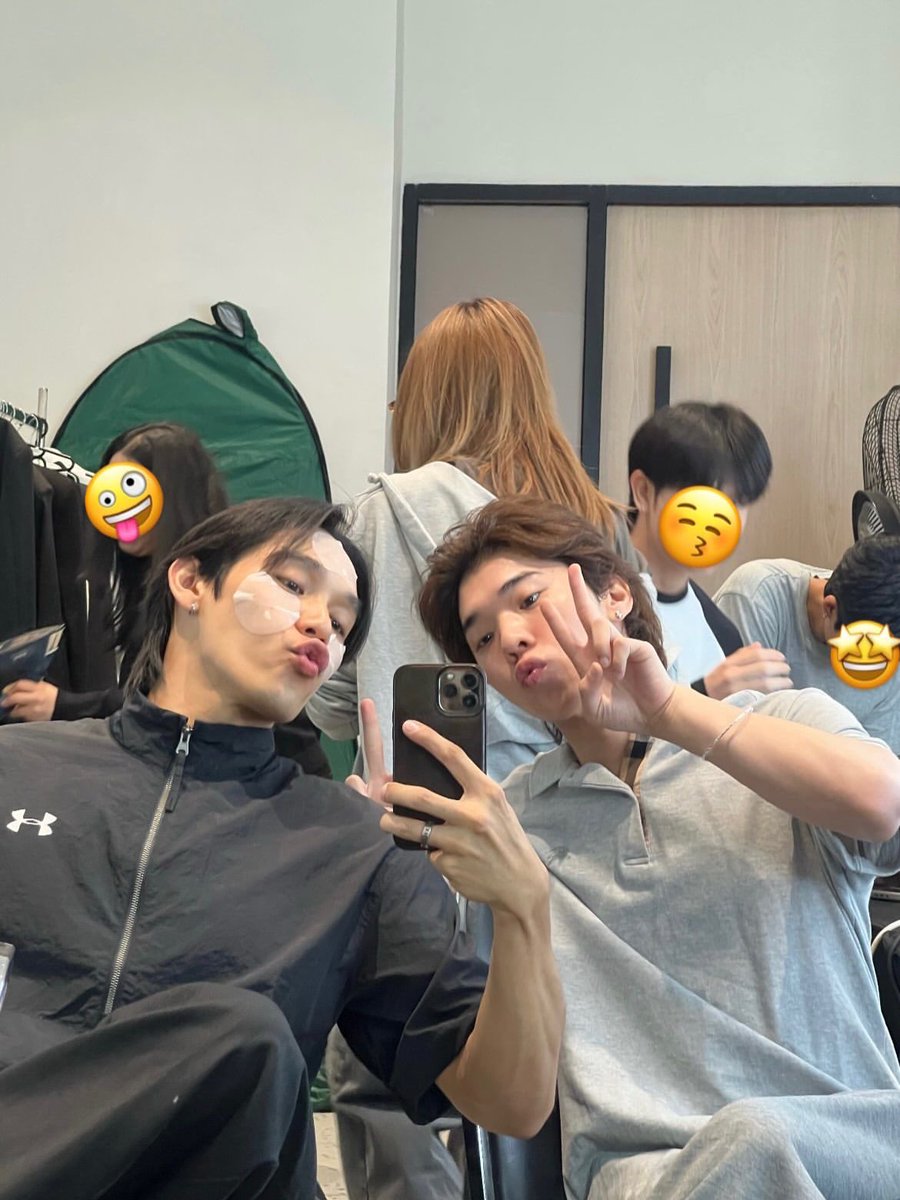 Xiaozhansmile27's tweet photo. Please know that Sugars (we) love you both so so much  @legendngern and @oattrttt 🩶🩵 Please stay with us a little longer naaa.  For now, let’s have good dreams tonight and tomorrow, the day will be brighter.

I love you both so much. 🩶🩵 https://t.co/OX0RY0Ng6O