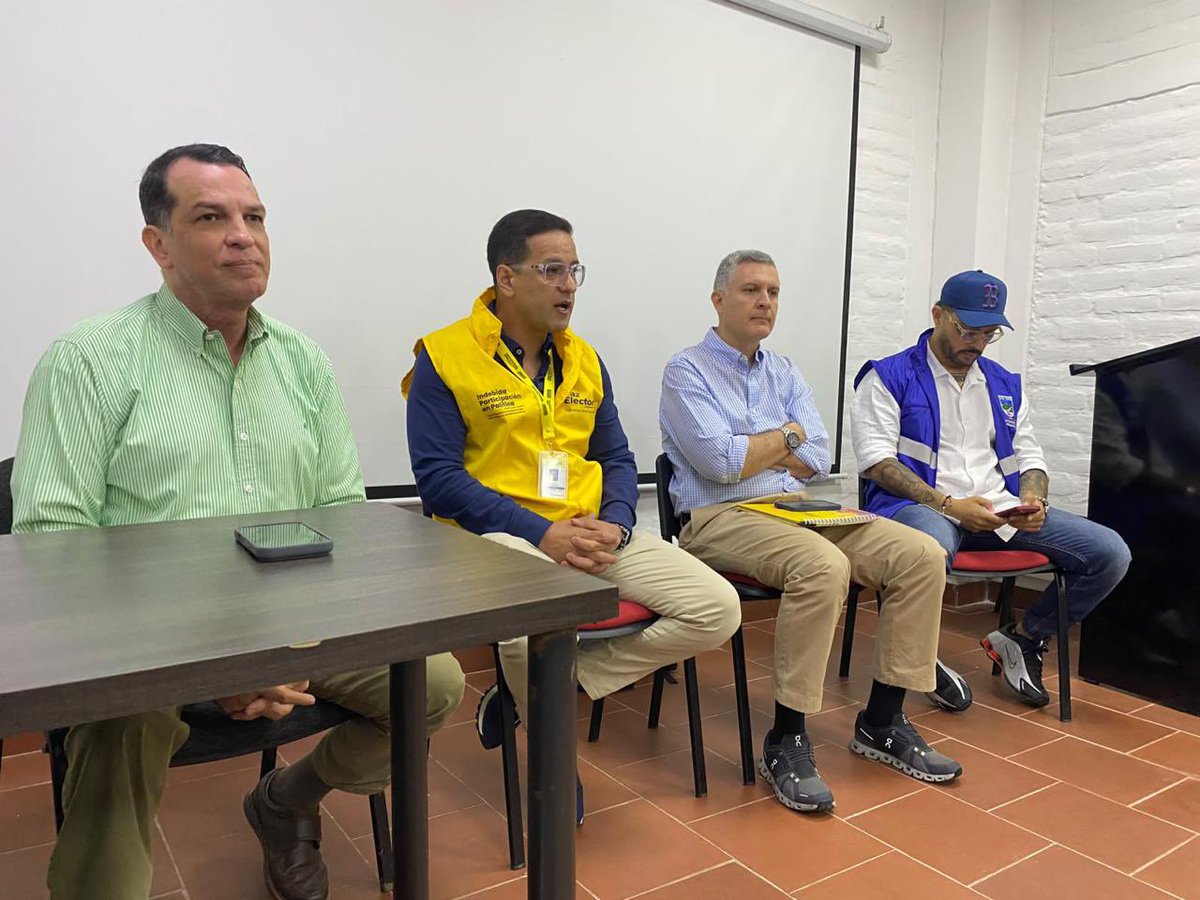 personeriacali's tweet photo. La Personería Distrital de Santiago de Cali participa en una mesa técnica realizada en el C.A.L.I. 22 para abordar las problemáticas de movilidad, especialmente el estado de la red semafórica y la congestión vehicular en el sur de la ciudad.

La jornada cuenta con el acompañamiento de la Procuraduría Provincial de Cali y la participación de la Secretaría de Movilidad, encabezada por el doctor Sergio Moncayo. Durante el encuentro se revisan las acciones frente al vandalismo que afecta la infraestructura semafórica y los planes de movilidad para los puntos de mayor congestión, particularmente en la comuna 22.

La Personería acompaña este espacio en ejercicio de sus funciones preventivas y de defensa del interés público.

@AlcaldiaDeCali @MovilidadCali @alejoeder