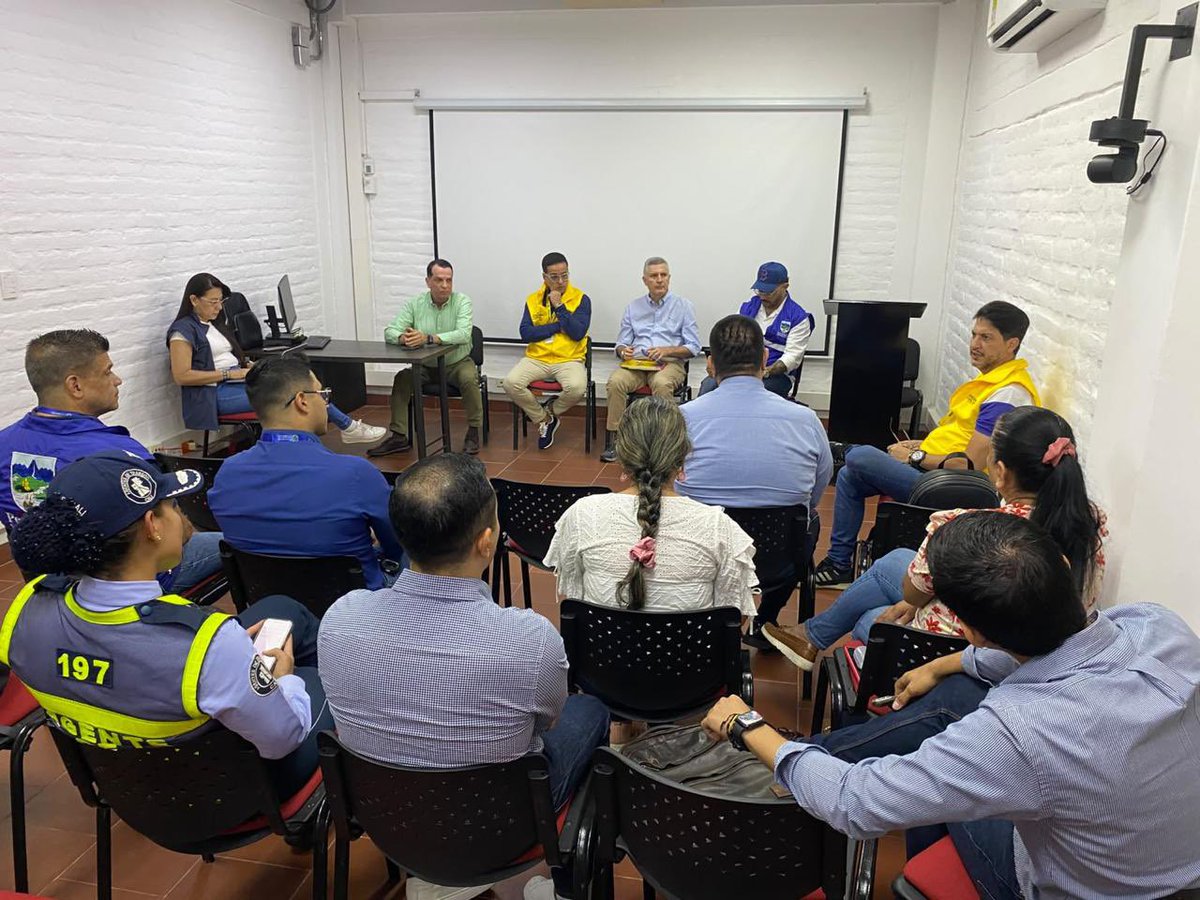 personeriacali's tweet photo. La Personería Distrital de Santiago de Cali participa en una mesa técnica realizada en el C.A.L.I. 22 para abordar las problemáticas de movilidad, especialmente el estado de la red semafórica y la congestión vehicular en el sur de la ciudad.

La jornada cuenta con el acompañamiento de la Procuraduría Provincial de Cali y la participación de la Secretaría de Movilidad, encabezada por el doctor Sergio Moncayo. Durante el encuentro se revisan las acciones frente al vandalismo que afecta la infraestructura semafórica y los planes de movilidad para los puntos de mayor congestión, particularmente en la comuna 22.

La Personería acompaña este espacio en ejercicio de sus funciones preventivas y de defensa del interés público.

@AlcaldiaDeCali @MovilidadCali @alejoeder