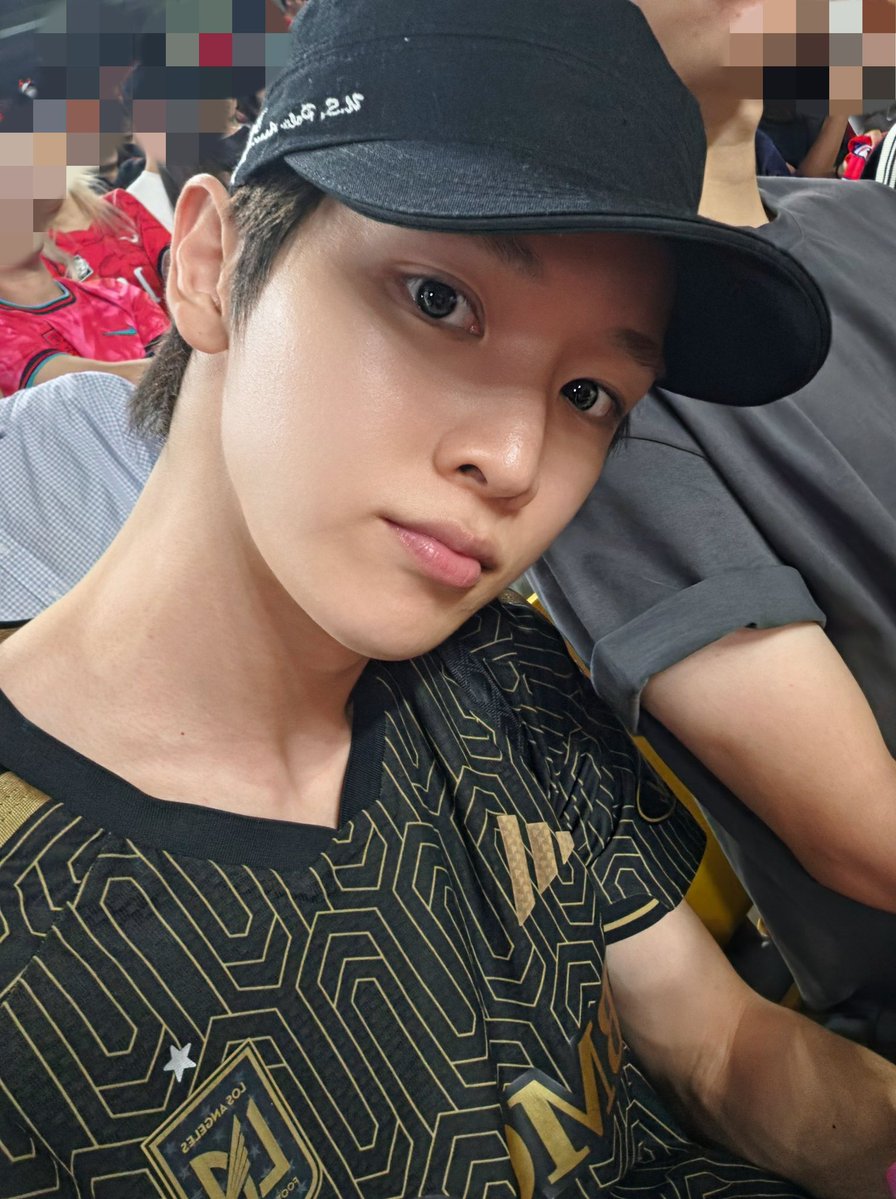 thexnh's tweet photo. กำลังใจดีแบบนี้ กองหน้าหินเตรียมยิง 10-0 https://t.co/JxNQj8Ek6E