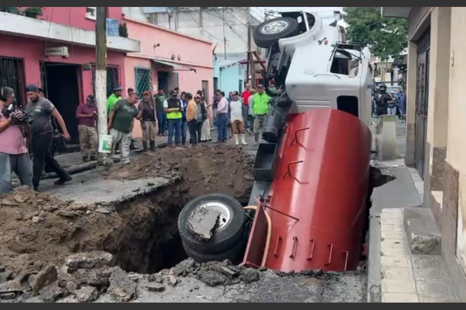 VIDEO: cámara capta momento en que cisterna cae en socavón de Mixco