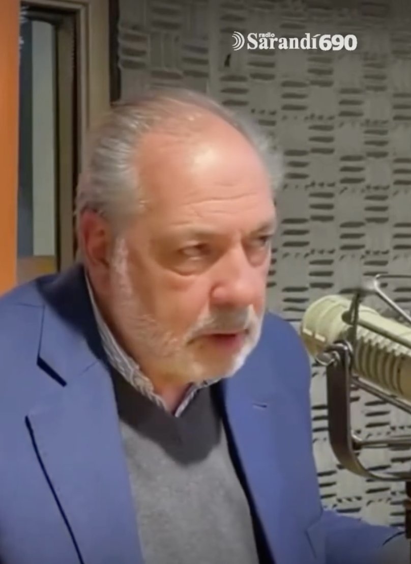 EPreve's tweet photo. 🔴 GANDINI: "¿QUIEREN SABER CÓMO LAVABA?"

✔️El dirigente nacionalista y director de la ANP. Jorge Gandini, reconoció que Pablo Leiva -el condenado por lavado de activos y ex asesor del edil blanco por Montevideo por la Lista 250- utilizaba el local de pagos de su esposa para hacer transacciones mensuales en efectivo de entre 400 mil y 500 mil pesos.

✔️Dijo que "una vez por mes" Leiva pagaba en efectivo (con billetes de 100 y 200 pesos) facturas de "dos empresas" constructoras.

✔️Gandini sostuvo que NO conocía a Leiva, sin embargo, admitió que, por lo general, el hombre mandaba por WhatsApp las facturas a las funcionarias del local de pagos de su esposa para avisarles que iba a ir. "Era cliente", reconoció.

✔️"Llegan al local (los policías) por un audio o dos de una de las encargadas que le escribe (a Leiva) y le dice tráeme el cambio chico que estoy necesitando", señaló Gandini. O sea, las encargadas del local de pagos tenían el celular de Leiva. 

✔️"¿Quieren saber cómo lavaba? Tiren de esas facturas, que están”, afirmó Gandini en radio Sarandí.

✔️ "No te voy a explicar yo cómo se qué blanquean. Que lo diga el que lo tiene que decir" agregó el dirigente nacionalista.

✔️La Policía investiga la ruta del dinero, las posibles empresas involucradas y por qué Leiva utilizaba esa sucursal para blanquear el dinero proveniente de la venta de drogas.