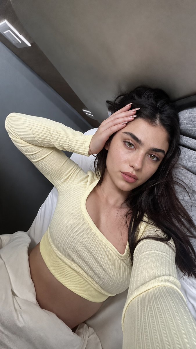 iamreedlena's tweet photo. good morning 😚 are you getting out of bed or pulling me closer? https://t.co/zP9YOCARp7