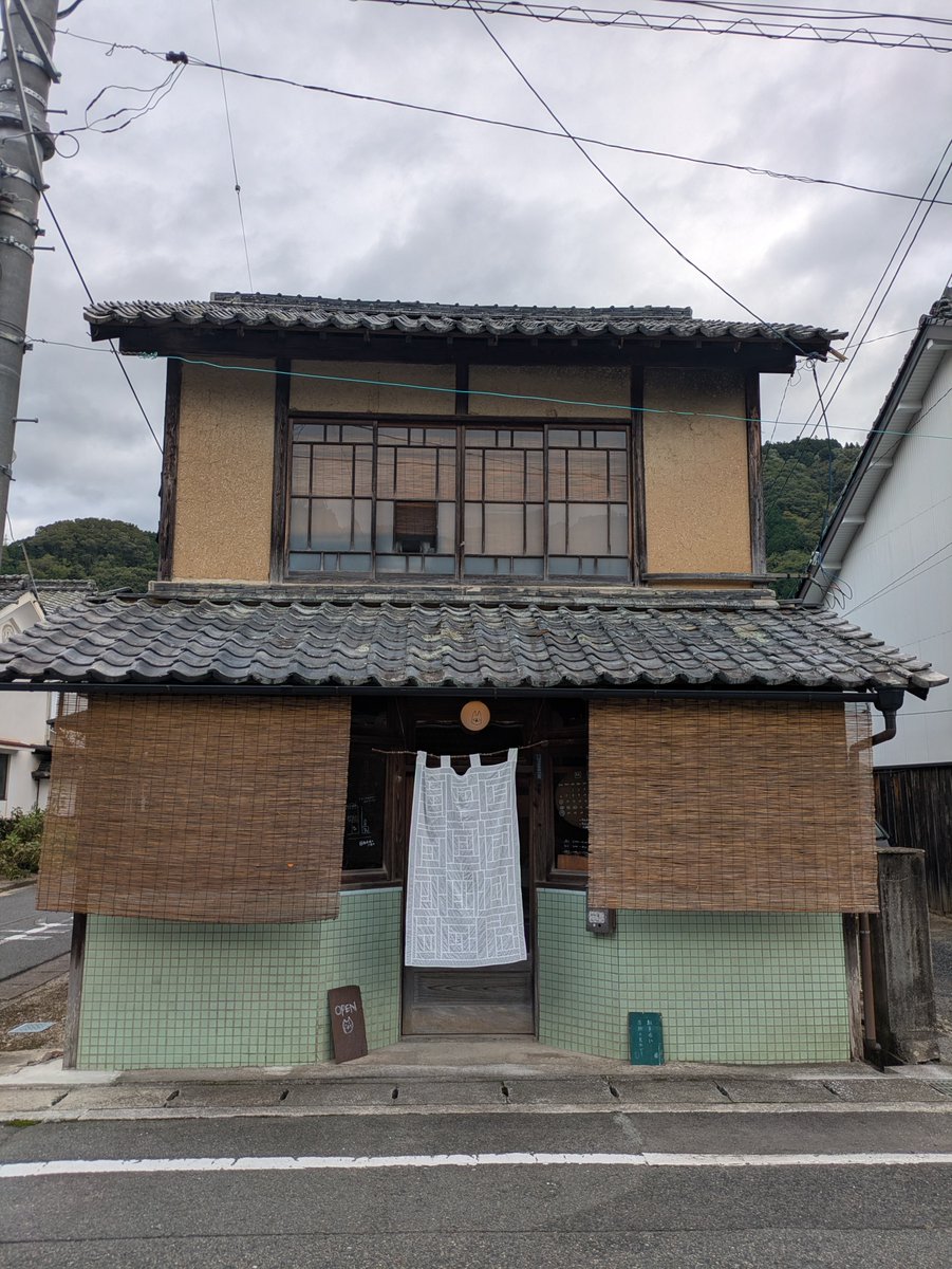 HeptaPlus's tweet photo. 星野作品は、星野の言葉と見るのがよい。近くのカフェで『旅する木』を読んでいると、お店の方につい先日、星野直子さんがいらっしゃったと、カバー裏にサインがあることを教えいただいた。好きなカフェだった。 https://t.co/2qd95d0Mud