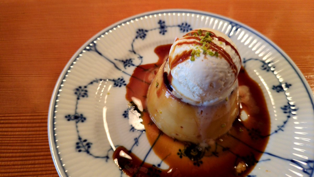 HeptaPlus's tweet photo. 星野作品は、星野の言葉と見るのがよい。近くのカフェで『旅する木』を読んでいると、お店の方につい先日、星野直子さんがいらっしゃったと、カバー裏にサインがあることを教えいただいた。好きなカフェだった。 https://t.co/2qd95d0Mud