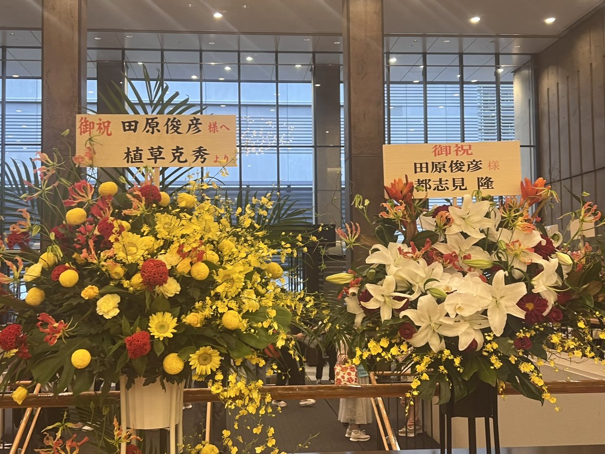 tomoko_o0813's tweet photo. 開演直前かっちゃんの姿が見えた時は嬉しかった！ソロのトシちゃんとグループの少年隊どちらもジャニーさんの最高傑作！同じ時代を共に駆け抜けた同じ合宿所で暮らしてた先輩後輩だもん！かっちゃんだけ名前出さずいちご牛乳を話に出すあたりリップサービスと身内扱いの後輩いじりがトシちゃんらしい〜 https://t.co/rUHY4rhHMM