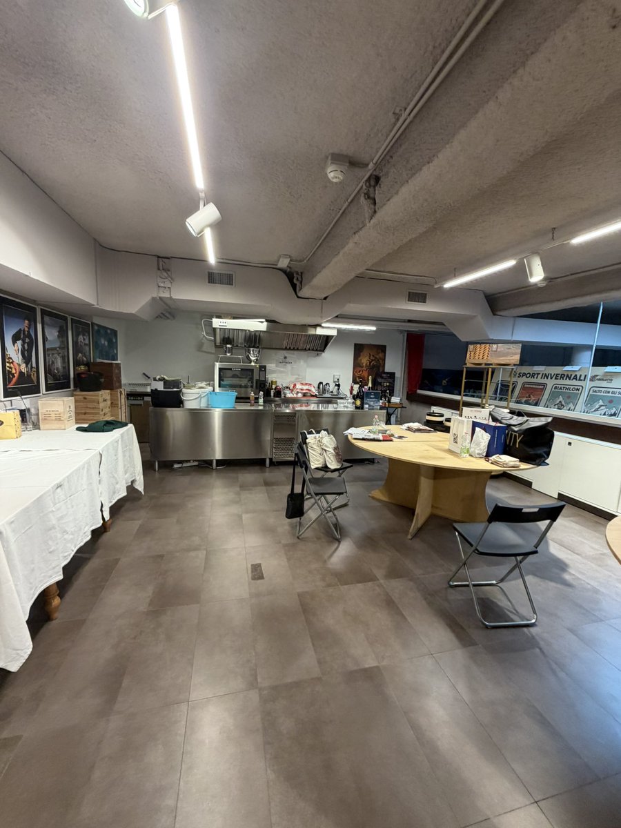 FCaberlotto's tweet photo. Assieme al mitico “ Michielan “ in bottega a studiare le nuove proposte per la stagione 2027. 
(Scusate il disordine dell’ufficio ma è orario di chiusura).
- Corsi di degustazione 
- Corsi e tecniche di cucina
- Valorizzazione del Territorio 
- Lotta allo spreco alimentare 
Sia nella nostra bottega di Mestre sia in quella di Padova!