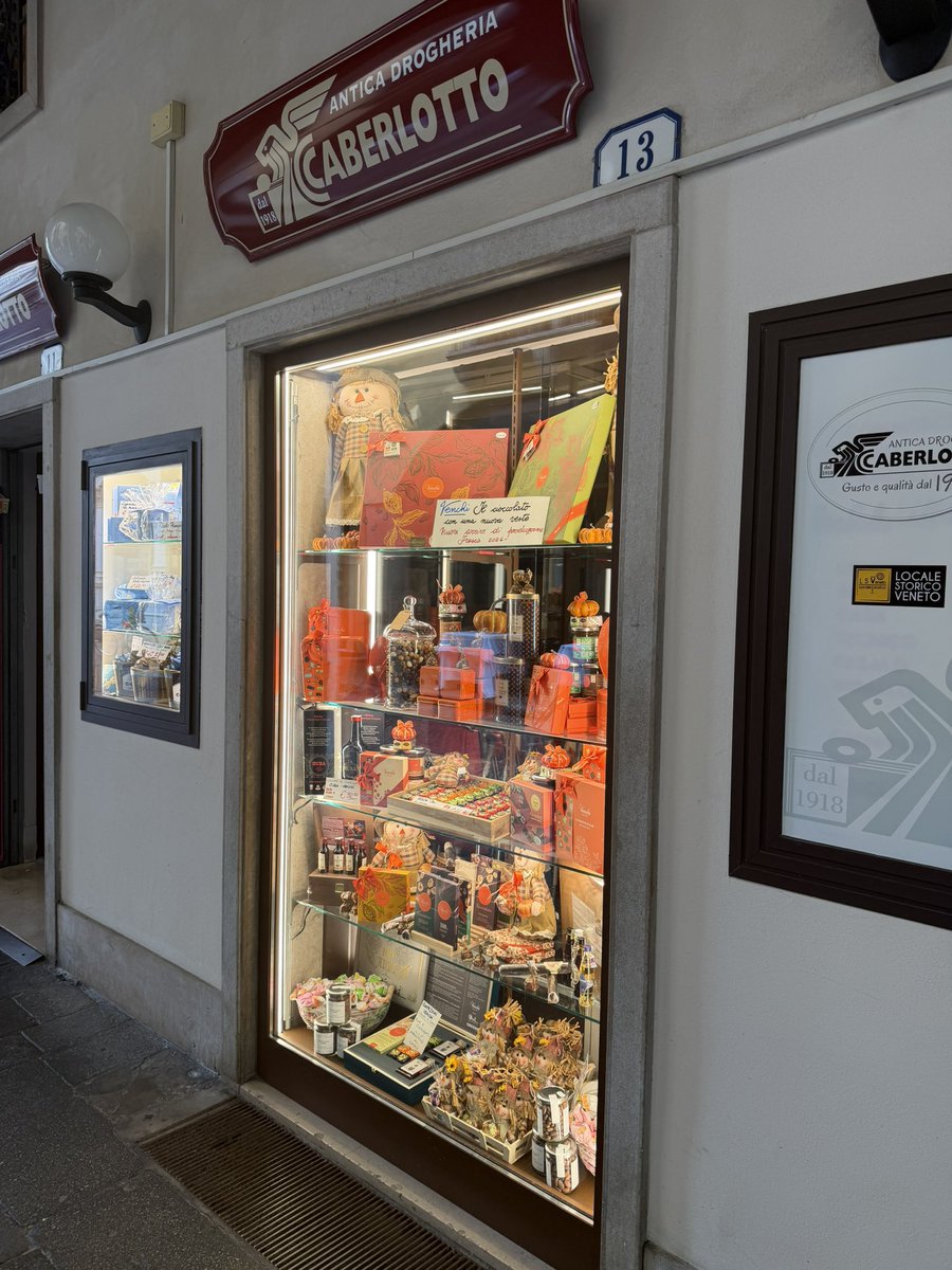FCaberlotto's tweet photo. Assieme al mitico “ Michielan “ in bottega a studiare le nuove proposte per la stagione 2027. 
(Scusate il disordine dell’ufficio ma è orario di chiusura).
- Corsi di degustazione 
- Corsi e tecniche di cucina
- Valorizzazione del Territorio 
- Lotta allo spreco alimentare 
Sia nella nostra bottega di Mestre sia in quella di Padova!