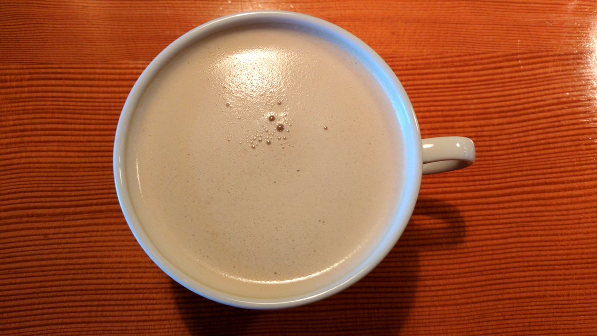 HeptaPlus's tweet photo. 星野作品は、星野の言葉と見るのがよい。近くのカフェで『旅する木』を読んでいると、お店の方につい先日、星野直子さんがいらっしゃったと、カバー裏にサインがあることを教えいただいた。好きなカフェだった。 https://t.co/2qd95d0Mud