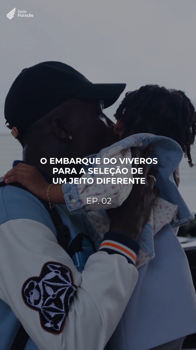 A man wearing a black cap and white jacket with an embroidered patch kisses a woman with braided hair against a coastal backdrop, overlaid with text reading "O EMBARQUE DO VIVEROS PARA A SELEÇÃO DE UM JEITO DIFERENTE EP. 02" alongside the "Rede Furação" logo. The imagery ties into the post's theme of Episode 2 featuring the cast's partners and a relaxed hangout vibe.