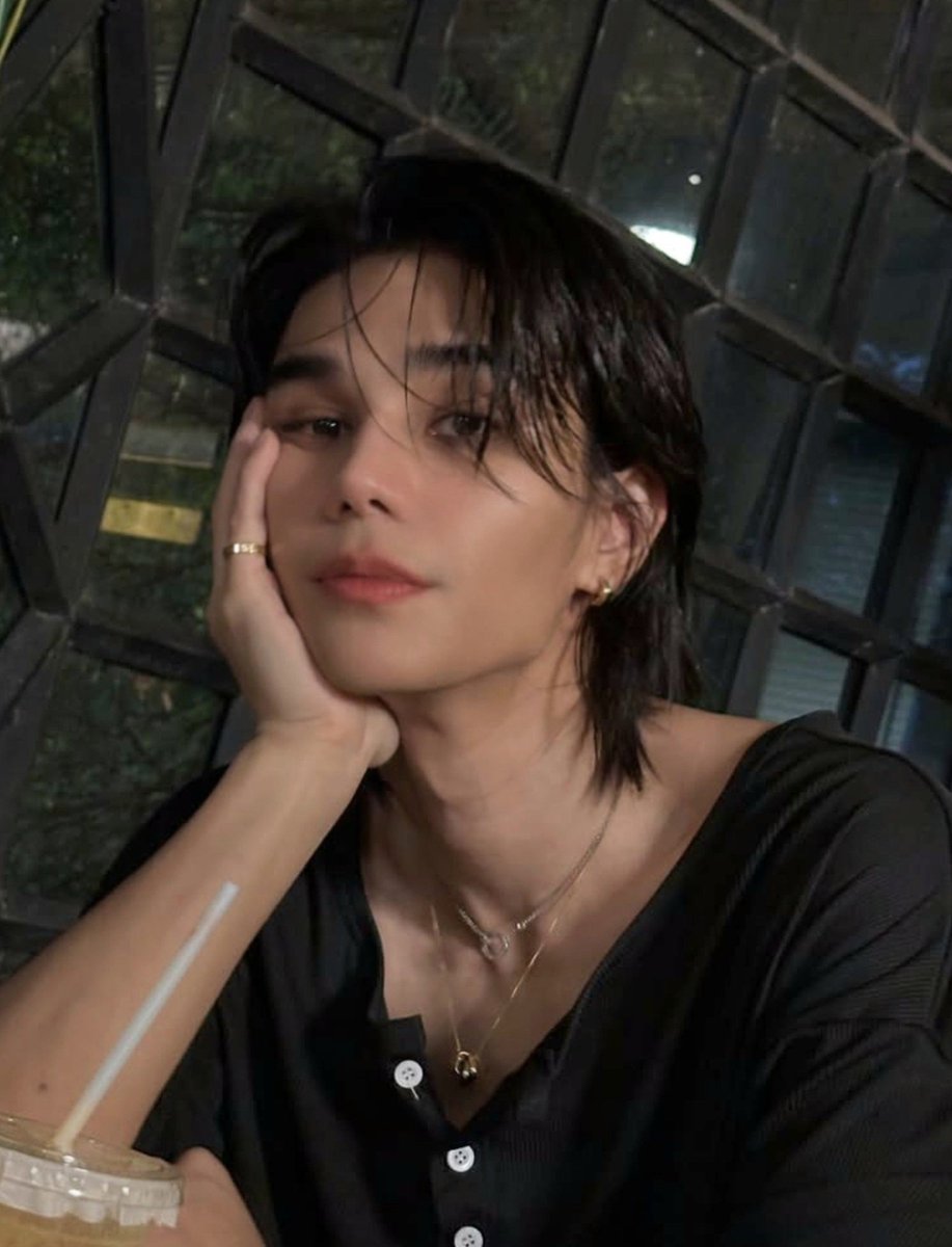thisiseveve's tweet photo. มีพรบห้ามพี่เคะคนสวยเท้าคางไหม คือสวยควีนตัวมัมเกิน ผมแพ้จนผื่นขึ้นหึงจนหนวดร่วงแล้วอะ https://t.co/TD2NhvMUHM