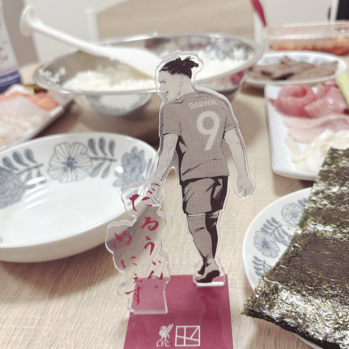 blossomoon24's tweet photo. 今日は誕生日でした🎶
さすがに子供連れてディナーは難しいから
旦那が手巻き寿司とケーキ用意してくれた🎶
普段全く料理しないのに
頑張ってくれてありがとうな〜❗️
今年はヌニェスのアクスタで
ホビ垢を目指しますよ〜❗️(すぐ飽きる) https://t.co/VqHMCsIFQa