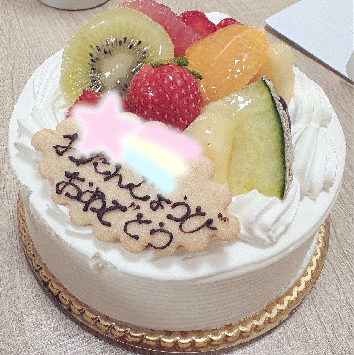 blossomoon24's tweet photo. 今日は誕生日でした🎶
さすがに子供連れてディナーは難しいから
旦那が手巻き寿司とケーキ用意してくれた🎶
普段全く料理しないのに
頑張ってくれてありがとうな〜❗️
今年はヌニェスのアクスタで
ホビ垢を目指しますよ〜❗️(すぐ飽きる) https://t.co/VqHMCsIFQa