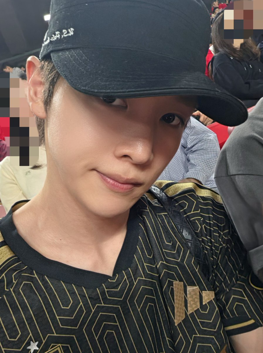 mepuppieyou's tweet photo. วันนี้ซองชานไปดูบอล ได้วันหยุดมาพอดี ไม่พลาดอยู่แล้วคนนิ้ https://t.co/ms55nI9Lam