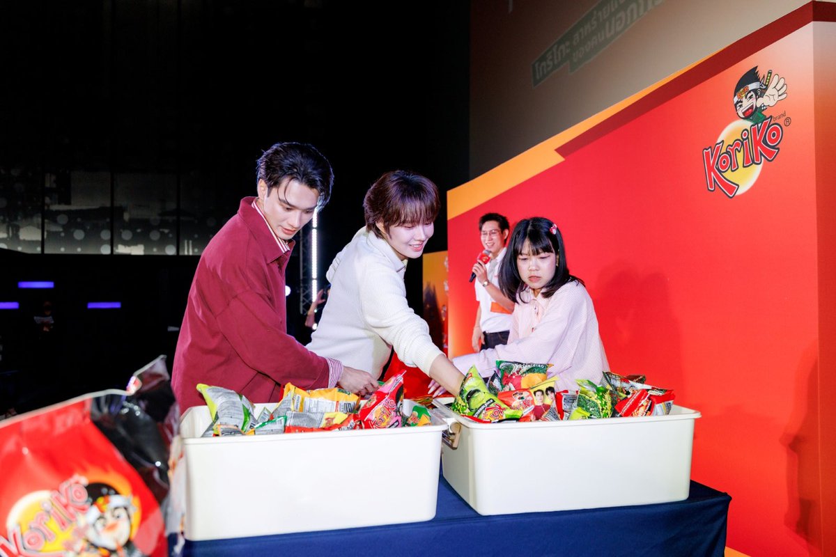 AllNews_th's tweet photo. Koriko จับมือพรีเซ็นเตอร์ เก่ง-น้ำปิง จัดงาน Koriko Meet & Greet "ยิ่งกล้า..ยิ่งใกล้” ต่อยอดความสำเร็จสร้าง Exclusive Fan Experience เปลี่ยน Engagement สู่ยอดขาย

#KORIKOxKengNamping 
#KengHarit #nampingster
#KengNamping #เก่งน้ำปิง
#Koriko

🔗 https://t.co/kgLZULMTWN
บริษัท ทีเอส เซลล์ แอนด์ มาร์เก็ตติ้ง จำกัด (TSS) ผู้บริหารการตลาดผลิตภัณฑ์สาหร่ายและขนมขบเคี้ยวสาหร่ายภายใต้แบรนด์ "โกริโกะ" (Koriko) ในเครือบริษัท ที เอส ฟู้ด โฮลดิ้ง จำกัด (TSF) จัดกิจกรรม Koriko Meet & Greet คอนเซ็ปต์ "ยิ่งกล้า..ยิ่งใกล้" ร่วมกับพรีเซ็นเตอร์ เก่ง–หฤษฎ์ บัวย้อย และ น้ำปิง–นภัสกร ปิงเมือง เมื่อวันที่ 19 กันยายน 2569 ที่ผ่านมา ณ โรงภาพยนตร์ SF World Cinema ศูนย์การค้าเซ็นทรัลเวิลด์ โดยได้รับการตอบรับอย่างล้นหลามจากแฟนคลับที่เข้าร่วมงานกว่า 100 คน โดยแบ่งเป็น แฟนคลับจำนวน 90 คนที่มียอดซื้อสะสมสูงสุดในช่วงวันที่ 1 – 31 สิงหาคม 2569  และแฟนคลับอีก 10 คน ที่เข้าร่วมเล่นกิจกรรม Koriko Dance & Dress Challenges ตอกย้ำความสำเร็จของกลยุทธ์การตลาดที่ผสานความนิยมของพรีเซนเตอร์เข้ากับประสบการณ์แบบ Exclusive Fan Experience
นางสาวกาญจนา ตั้งปกรณ์ กรรมการผู้จัดการ บริษัท ทีเอส เซลล์ แอนด์ มาร์เก็ตติ้ง จำกัด (TSS) กล่าวว่า "กิจกรรม Koriko Meet & Greet ยิ่งกล้า..ยิ่งใกล้ ในครั้งนี้เป็นหนึ่งในกลยุทธ์สำคัญที่เราตั้งใจใช้เพื่อกระชับความสัมพันธ์ระหว่างแบรนด์โกริโกะกับกลุ่มแฟนคลับให้แน่นแฟ้นยิ่งขึ้น เราเชื่อว่าการสร้างแบรนด์ในยุคนี้ไม่ได้จำกัดอยู่แค่คุณภาพของตัวสินค้าเพียงอย่างเดียว แต่ต้องอาศัยการสร้างประสบการณ์และความผูกพันทางจิตใจที่แท้จริงกับผู้บริโภค การที่เราเลือกให้เก่ง-น้ำปิงเป็นพรีเซนเตอร์ และออกแบบกิจกรรมที่เปิดโอกาสให้แฟนคลับได้ใกล้ชิดกับศิลปินดาราที่ชื่นชอบมากขึ้นตามระดับการสนับสนุน ถือเป็นการตอบแทนความเชื่อมั่นของผู้บริโภคโดยตรง และเป็นแนวทางที่เราจะพัฒนาต่อยอดในแคมเปญถัดไปของโกริโกะ เพื่อสร้างการเติบโตของแบรนด์อย่างยั่งยืนในระยะยาว"

การจัดงาน Koriko Meet & Greet ยิ่งกล้า..ยิ่งใกล้ ครั้งนี้ไม่ได้เป็นเพียงกิจกรรมกระชับความสัมพันธ์กับผู้บริโภคทั่วไป แต่เป็นส่วนหนึ่งของกลยุทธ์ทางการตลาดที่โกริโกะนำมาปรับใช้อย่างเป็นระบบ โดยอาศัยพลังของพรีเซนเตอร์ "เก่ง-น้ำปิง" ในการสร้างการมีส่วนร่วมกับกลุ่มแฟนคลับที่มีความรักและความรู้สึกที่ดีต่อพรีเซนเตอร์ ผ่านกลไกการตลาดที่เชื่อมโยงยอดการซื้อสินค้าเข้ากับสิทธิประโยชน์แบบ Tier-based Rewards ที่แบ่งสิทธิพิเศษออกเป็นหลายระดับตามยอดสนับสนุน ตั้งแต่การพูดคุยแบบตัวต่อตัว ภาพถ่ายพร้อมลายเซ็นสด ไปจนถึงของที่ระลึกสุดพิเศษ
รูปแบบดังกล่าวสะท้อนแนวทางการตลาดที่เปลี่ยนจาก "การซื้อสินค้า" ให้กลายเป็น "การลงทุนในความสัมพันธ์กับแบรนด์" ซึ่งเป็นแนวทางที่ได้รับความนิยมในอุตสาหกรรม FMCG ที่ต้องการสร้างความแตกต่างในตลาดที่มีการแข่งขันสูง โดยเฉพาะกลุ่มขนมขบเคี้ยวที่ผู้บริโภคมีทางเลือกจำนวนมาก การสร้างประสบการณ์เฉพาะตัว (Personalized Experience) และความรู้สึกพิเศษเฉพาะกลุ่ม จึงเป็นกุญแจสำคัญในการสร้าง Brand Loyalty ระยะยาว

นอกจากนี้ KORIKO ยังต่อยอดการมีส่วนร่วมผ่านกิจกรรมออนไลน์ขนานคู่กันไป ได้แก่ Koriko Dance Challenge และ Koriko Dress Up Challenge ซึ่งเป็นการกระตุ้นให้แฟนคลับสร้างคอนเทนต์เผยแพร่บนโซเชียลมีเดียด้วยตนเอง เพื่อช่วยขยายการรับรู้แบรนด์ในวงกว้างโดยไม่ต้องพึ่งพางบโฆษณาแบบดั้งเดิมเพียงอย่างเดียว ถือเป็นการผสาน Offline Experience เข้ากับ Online Amplification ได้อย่างมีประสิทธิภาพ
จากจำนวนผู้เข้าร่วมกิจกรรม ประกอบกับกระแสตอบรับที่ดีบนโซเชียลมีเดีย ผ่านแฮชแท็กของแคมเปญ #KORIKOxKengNamping และ KNP WITH KORIKO สามารถติดเทรนด์อันดับ 5 และ 6 บน X (ทวิตเตอร์) ประเทศไทย สะท้อนให้เห็นว่าพรีเซนเตอร์สร้างทั้ง Brand Engagement และแรงกระตุ้นด้านยอดขายไปพร้อมกันได้อย่างมีประสิทธิภาพ โดยผลตอบรับจากแคมเปญนี้จะถูกนำไปต่อยอดในการวางแผนกิจกรรมการตลาดในอนาคต เพื่อรักษาฐานแฟนคลับและขยายกลุ่มผู้บริโภคใหม่ในตลาดขนมขบเคี้ยวสาหร่ายที่มีการแข่งขันสูงต่อไป