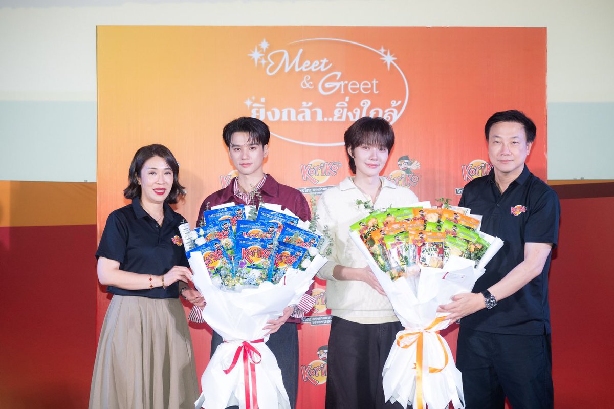 AllNews_th's tweet photo. Koriko จับมือพรีเซ็นเตอร์ เก่ง-น้ำปิง จัดงาน Koriko Meet & Greet "ยิ่งกล้า..ยิ่งใกล้” ต่อยอดความสำเร็จสร้าง Exclusive Fan Experience เปลี่ยน Engagement สู่ยอดขาย

#KORIKOxKengNamping 
#KengHarit #nampingster
#KengNamping #เก่งน้ำปิง
#Koriko

🔗 https://t.co/kgLZULMTWN
บริษัท ทีเอส เซลล์ แอนด์ มาร์เก็ตติ้ง จำกัด (TSS) ผู้บริหารการตลาดผลิตภัณฑ์สาหร่ายและขนมขบเคี้ยวสาหร่ายภายใต้แบรนด์ "โกริโกะ" (Koriko) ในเครือบริษัท ที เอส ฟู้ด โฮลดิ้ง จำกัด (TSF) จัดกิจกรรม Koriko Meet & Greet คอนเซ็ปต์ "ยิ่งกล้า..ยิ่งใกล้" ร่วมกับพรีเซ็นเตอร์ เก่ง–หฤษฎ์ บัวย้อย และ น้ำปิง–นภัสกร ปิงเมือง เมื่อวันที่ 19 กันยายน 2569 ที่ผ่านมา ณ โรงภาพยนตร์ SF World Cinema ศูนย์การค้าเซ็นทรัลเวิลด์ โดยได้รับการตอบรับอย่างล้นหลามจากแฟนคลับที่เข้าร่วมงานกว่า 100 คน โดยแบ่งเป็น แฟนคลับจำนวน 90 คนที่มียอดซื้อสะสมสูงสุดในช่วงวันที่ 1 – 31 สิงหาคม 2569  และแฟนคลับอีก 10 คน ที่เข้าร่วมเล่นกิจกรรม Koriko Dance & Dress Challenges ตอกย้ำความสำเร็จของกลยุทธ์การตลาดที่ผสานความนิยมของพรีเซนเตอร์เข้ากับประสบการณ์แบบ Exclusive Fan Experience
นางสาวกาญจนา ตั้งปกรณ์ กรรมการผู้จัดการ บริษัท ทีเอส เซลล์ แอนด์ มาร์เก็ตติ้ง จำกัด (TSS) กล่าวว่า "กิจกรรม Koriko Meet & Greet ยิ่งกล้า..ยิ่งใกล้ ในครั้งนี้เป็นหนึ่งในกลยุทธ์สำคัญที่เราตั้งใจใช้เพื่อกระชับความสัมพันธ์ระหว่างแบรนด์โกริโกะกับกลุ่มแฟนคลับให้แน่นแฟ้นยิ่งขึ้น เราเชื่อว่าการสร้างแบรนด์ในยุคนี้ไม่ได้จำกัดอยู่แค่คุณภาพของตัวสินค้าเพียงอย่างเดียว แต่ต้องอาศัยการสร้างประสบการณ์และความผูกพันทางจิตใจที่แท้จริงกับผู้บริโภค การที่เราเลือกให้เก่ง-น้ำปิงเป็นพรีเซนเตอร์ และออกแบบกิจกรรมที่เปิดโอกาสให้แฟนคลับได้ใกล้ชิดกับศิลปินดาราที่ชื่นชอบมากขึ้นตามระดับการสนับสนุน ถือเป็นการตอบแทนความเชื่อมั่นของผู้บริโภคโดยตรง และเป็นแนวทางที่เราจะพัฒนาต่อยอดในแคมเปญถัดไปของโกริโกะ เพื่อสร้างการเติบโตของแบรนด์อย่างยั่งยืนในระยะยาว"

การจัดงาน Koriko Meet & Greet ยิ่งกล้า..ยิ่งใกล้ ครั้งนี้ไม่ได้เป็นเพียงกิจกรรมกระชับความสัมพันธ์กับผู้บริโภคทั่วไป แต่เป็นส่วนหนึ่งของกลยุทธ์ทางการตลาดที่โกริโกะนำมาปรับใช้อย่างเป็นระบบ โดยอาศัยพลังของพรีเซนเตอร์ "เก่ง-น้ำปิง" ในการสร้างการมีส่วนร่วมกับกลุ่มแฟนคลับที่มีความรักและความรู้สึกที่ดีต่อพรีเซนเตอร์ ผ่านกลไกการตลาดที่เชื่อมโยงยอดการซื้อสินค้าเข้ากับสิทธิประโยชน์แบบ Tier-based Rewards ที่แบ่งสิทธิพิเศษออกเป็นหลายระดับตามยอดสนับสนุน ตั้งแต่การพูดคุยแบบตัวต่อตัว ภาพถ่ายพร้อมลายเซ็นสด ไปจนถึงของที่ระลึกสุดพิเศษ
รูปแบบดังกล่าวสะท้อนแนวทางการตลาดที่เปลี่ยนจาก "การซื้อสินค้า" ให้กลายเป็น "การลงทุนในความสัมพันธ์กับแบรนด์" ซึ่งเป็นแนวทางที่ได้รับความนิยมในอุตสาหกรรม FMCG ที่ต้องการสร้างความแตกต่างในตลาดที่มีการแข่งขันสูง โดยเฉพาะกลุ่มขนมขบเคี้ยวที่ผู้บริโภคมีทางเลือกจำนวนมาก การสร้างประสบการณ์เฉพาะตัว (Personalized Experience) และความรู้สึกพิเศษเฉพาะกลุ่ม จึงเป็นกุญแจสำคัญในการสร้าง Brand Loyalty ระยะยาว

นอกจากนี้ KORIKO ยังต่อยอดการมีส่วนร่วมผ่านกิจกรรมออนไลน์ขนานคู่กันไป ได้แก่ Koriko Dance Challenge และ Koriko Dress Up Challenge ซึ่งเป็นการกระตุ้นให้แฟนคลับสร้างคอนเทนต์เผยแพร่บนโซเชียลมีเดียด้วยตนเอง เพื่อช่วยขยายการรับรู้แบรนด์ในวงกว้างโดยไม่ต้องพึ่งพางบโฆษณาแบบดั้งเดิมเพียงอย่างเดียว ถือเป็นการผสาน Offline Experience เข้ากับ Online Amplification ได้อย่างมีประสิทธิภาพ
จากจำนวนผู้เข้าร่วมกิจกรรม ประกอบกับกระแสตอบรับที่ดีบนโซเชียลมีเดีย ผ่านแฮชแท็กของแคมเปญ #KORIKOxKengNamping และ KNP WITH KORIKO สามารถติดเทรนด์อันดับ 5 และ 6 บน X (ทวิตเตอร์) ประเทศไทย สะท้อนให้เห็นว่าพรีเซนเตอร์สร้างทั้ง Brand Engagement และแรงกระตุ้นด้านยอดขายไปพร้อมกันได้อย่างมีประสิทธิภาพ โดยผลตอบรับจากแคมเปญนี้จะถูกนำไปต่อยอดในการวางแผนกิจกรรมการตลาดในอนาคต เพื่อรักษาฐานแฟนคลับและขยายกลุ่มผู้บริโภคใหม่ในตลาดขนมขบเคี้ยวสาหร่ายที่มีการแข่งขันสูงต่อไป